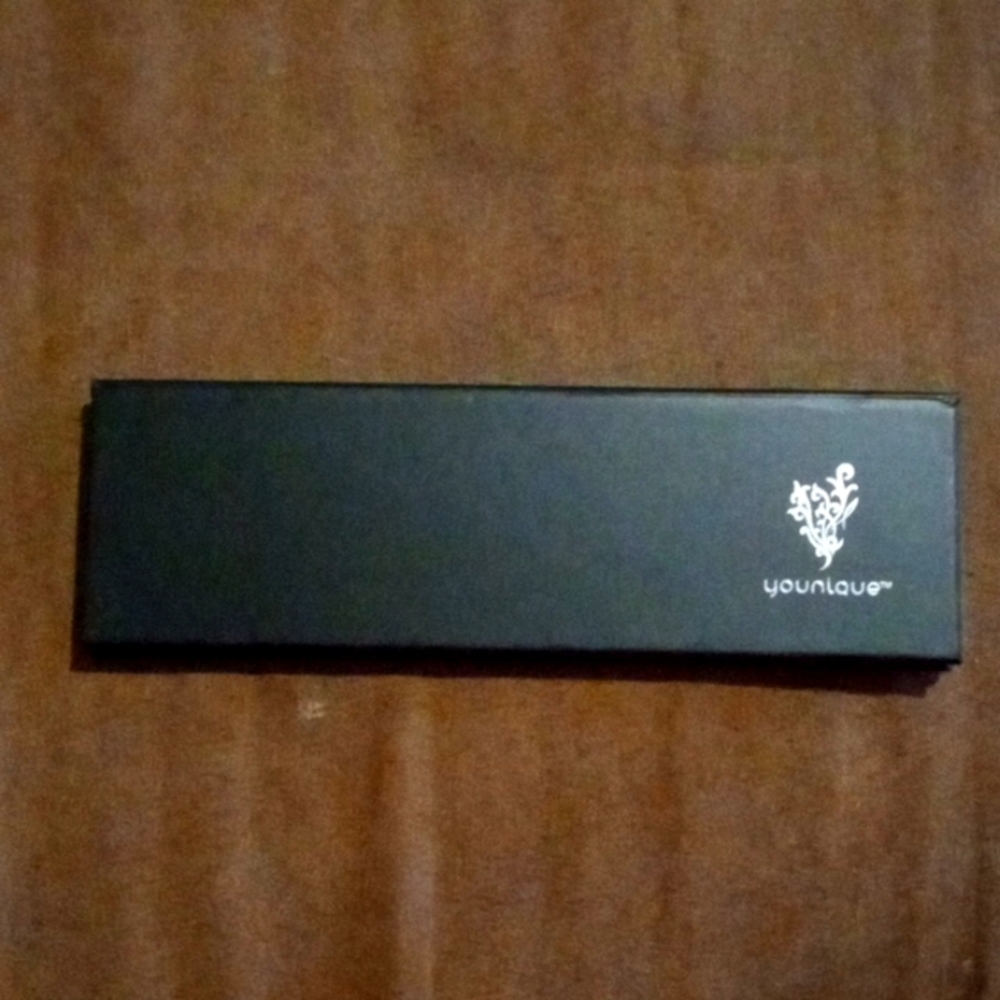 Younique empty palette